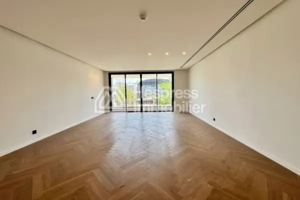 Unfurnished three-bedroom apartment for rent CFC