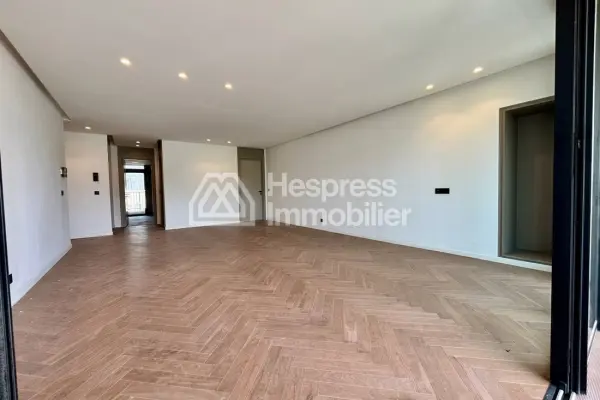 Unfurnished three-bedroom apartment for rent CFC