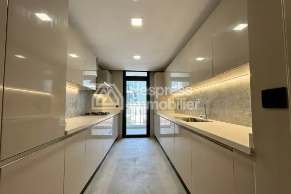 Unfurnished three-bedroom apartment for rent CFC