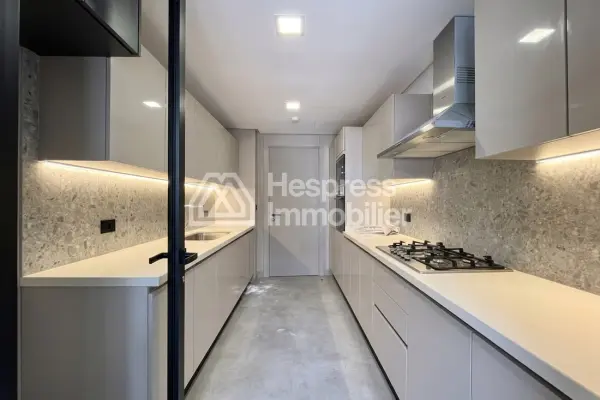 Unfurnished three-bedroom apartment for rent CFC