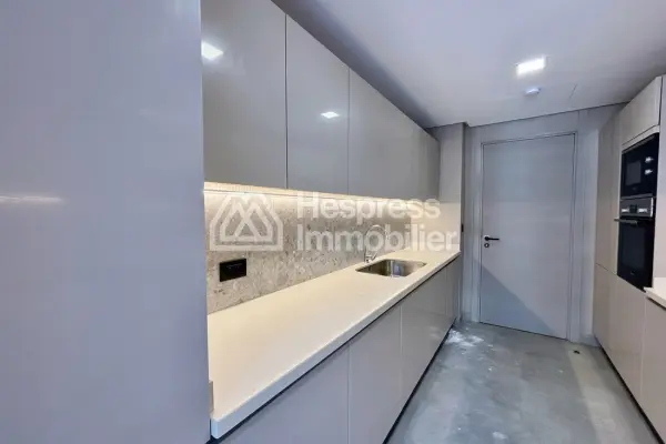 Unfurnished three-bedroom apartment for rent CFC
