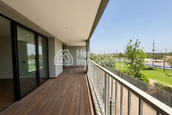 Unfurnished three-bedroom apartment for rent CFC