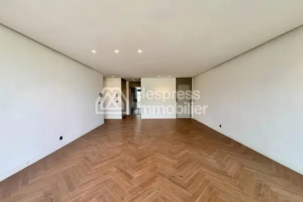 Unfurnished three-bedroom apartment for rent CFC