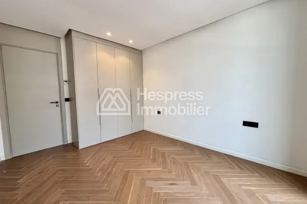Unfurnished three-bedroom apartment for rent CFC