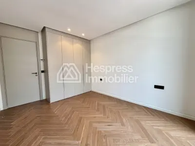 Unfurnished three-bedroom apartment for rent CFC