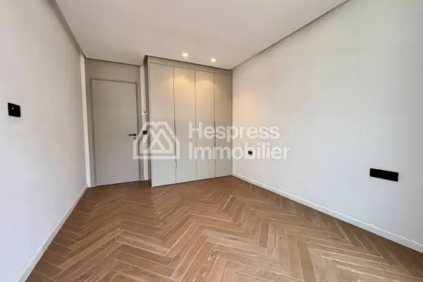 Unfurnished three-bedroom apartment for rent CFC