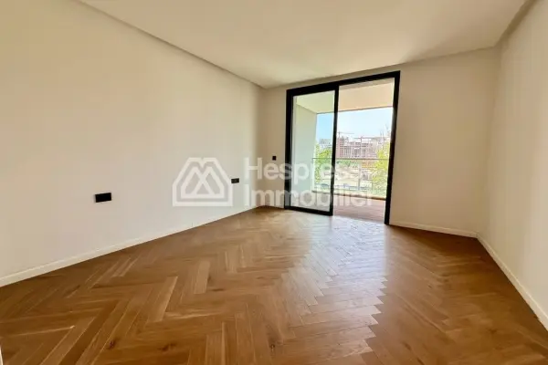 Unfurnished three-bedroom apartment for rent CFC
