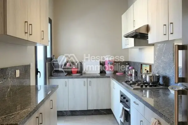 شقة للبيع مكونة من غرفتي نوم وغرفة معيشة