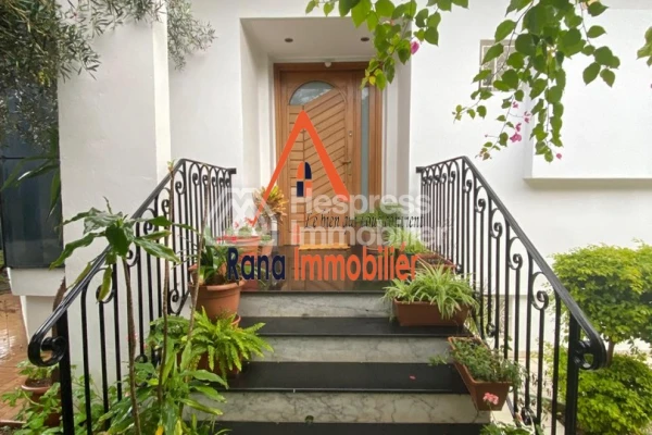 Villa à louer, 500m² à Hay Riad