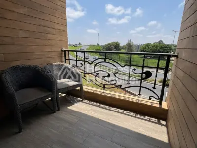شقة مفروشة مكونة من 3 غرف نوم للإيجار في حي فيرم بريتون، بدون جيران يطلون على الشقة.