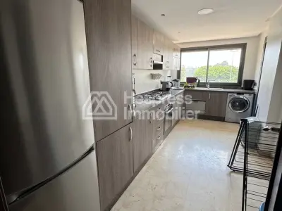 شقة مفروشة مكونة من 3 غرف نوم للإيجار في حي فيرم بريتون، بدون جيران يطلون على الشقة.