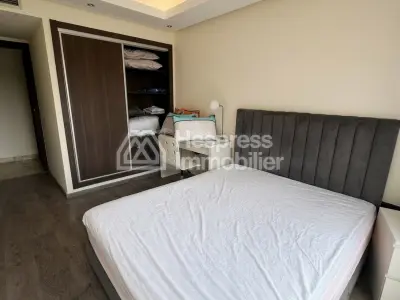 شقة مفروشة مكونة من 3 غرف نوم للإيجار في حي فيرم بريتون، بدون جيران يطلون على الشقة.