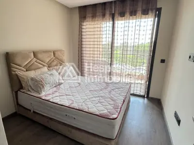 شقة مفروشة مكونة من 3 غرف نوم للإيجار في حي فيرم بريتون، بدون جيران يطلون على الشقة.
