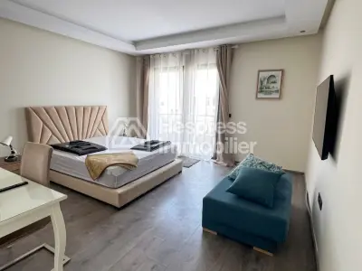 شقة مفروشة مكونة من 3 غرف نوم للإيجار في حي فيرم بريتون، بدون جيران يطلون على الشقة.