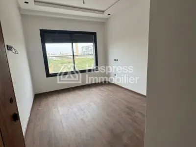 شقة غير مفروشة مكونة من 3 غرف نوم للإيجار في كاليفورنيا