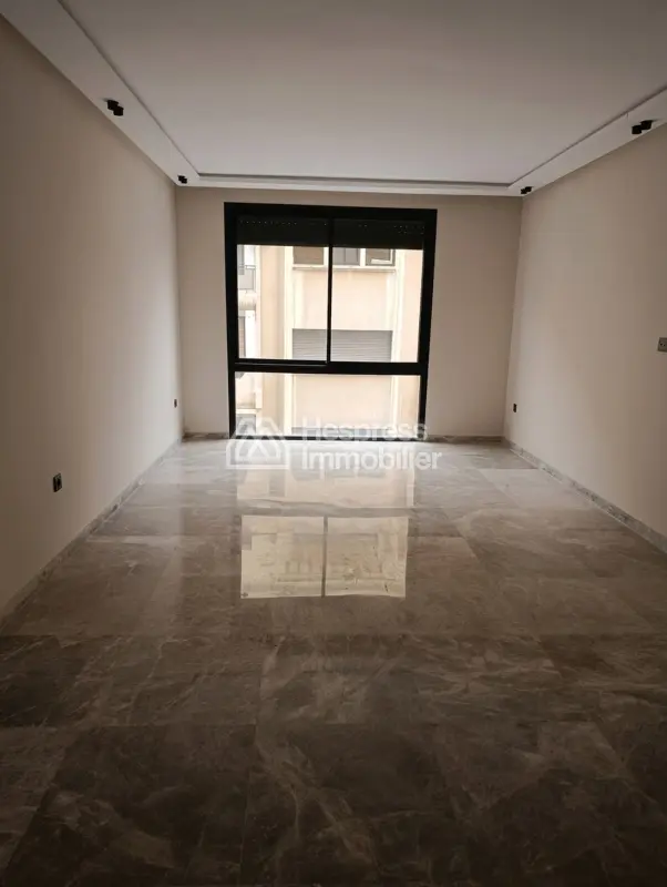 Superbe appartement à louer à Les Hôpitaux. 2 belles chambres. Porte blindée, salon marocain