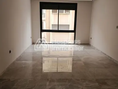 Superbe appartement à louer à Les Hôpitaux. 2 belles chambres. Porte blindée, salon marocain