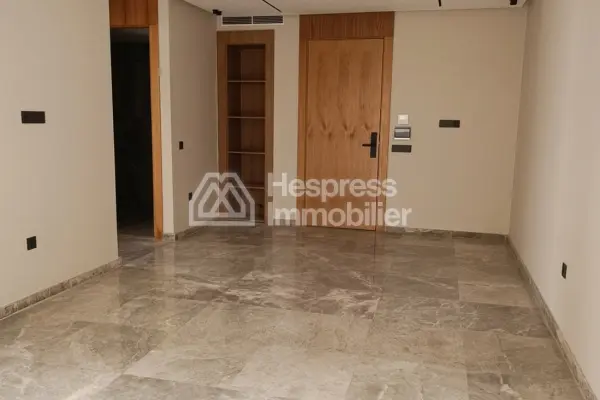 Superbe appartement à louer à Les Hôpitaux. 2 belles chambres. Porte blindée, salon marocain