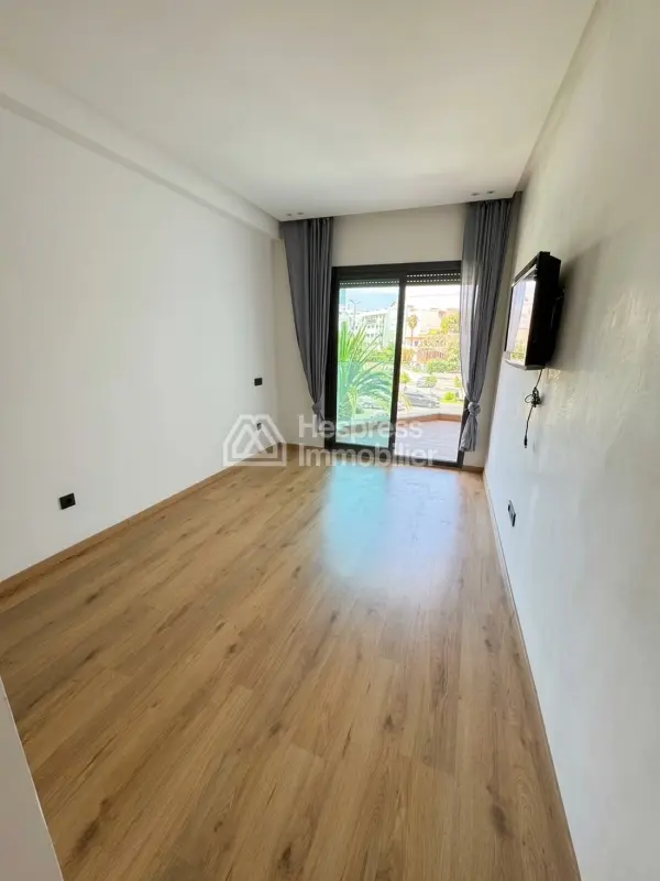 Empty studio apartment for rent, Neighborhood Oasis