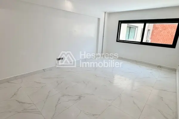 Empty studio apartment for rent, Neighborhood Oasis