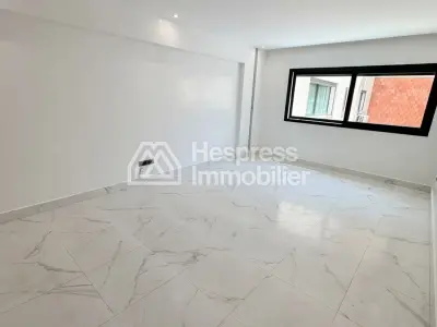 Empty studio apartment for rent, Neighborhood Oasis