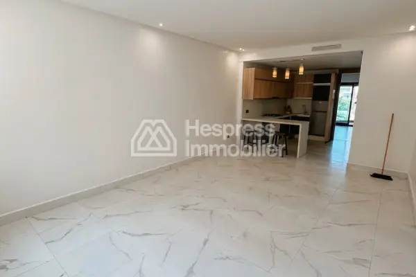 Empty studio apartment for rent, Neighborhood Oasis