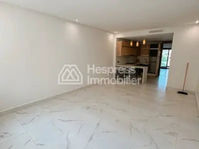 Empty studio apartment for rent, Neighborhood Oasis