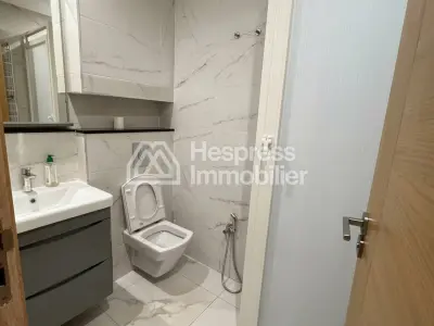 Empty studio apartment for rent, Neighborhood Oasis