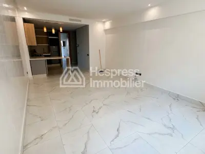 Empty studio apartment for rent, Neighborhood Oasis