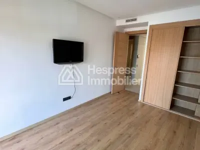 Empty studio apartment for rent, Neighborhood Oasis