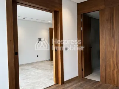 شقة للإيجار في حي المستشفيات . غرفة واحدة. باب أمان ونوافذ زجاجية مزدوجة.