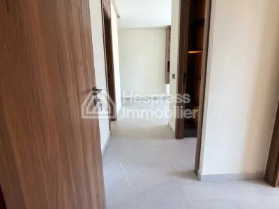 شقة للإيجار في حي المستشفيات . غرفة واحدة. باب أمان ونوافذ زجاجية مزدوجة.