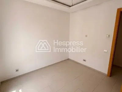 شقة جميلة غير مفروشة مكونة من 3 غرف نوم في مدينة كازا المالية