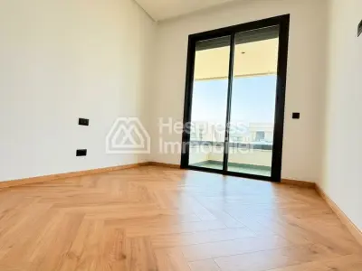 شقة جميلة غير مفروشة مكونة من 3 غرف نوم في عين ذيب