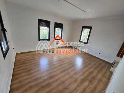 Villa à louer, 500m² à Hay Riad