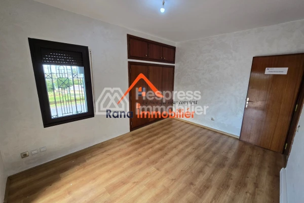 Villa à louer, 500m² à Hay Riad