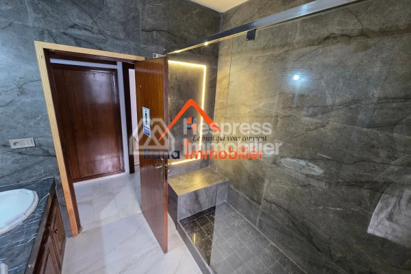 Villa à louer, 500m² à Hay Riad