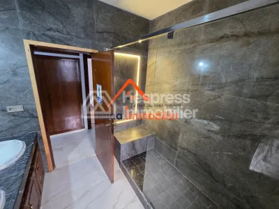 Villa à louer, 500m² à Hay Riad