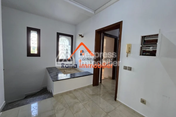 Villa à louer, 500m² à Hay Riad