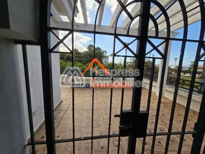 Villa à louer, 500m² à Hay Riad