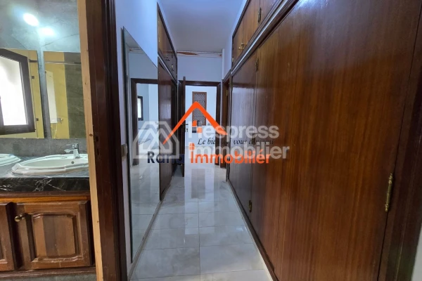 Villa à louer, 500m² à Hay Riad