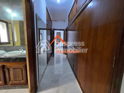 Villa à louer, 500m² à Hay Riad