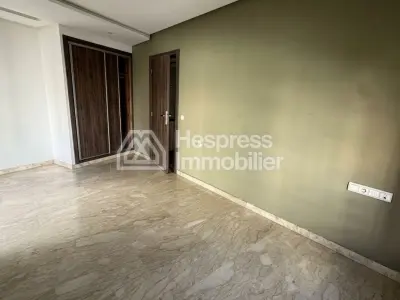 شقة للإيجار في بالمييه . غرفة نوم واحدة. باب أمان ونوافذ زجاجية مزدوجة.