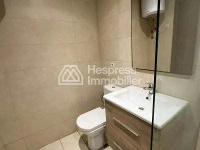 شقة للإيجار في بالمييه . غرفة نوم واحدة. باب أمان ونوافذ زجاجية مزدوجة.