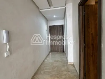 شقة للإيجار في بالمييه . غرفة نوم واحدة. باب أمان ونوافذ زجاجية مزدوجة.