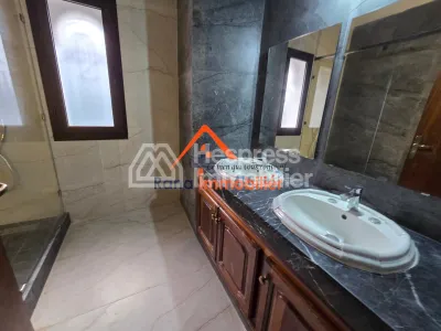 Villa à louer, 500m² à Hay Riad