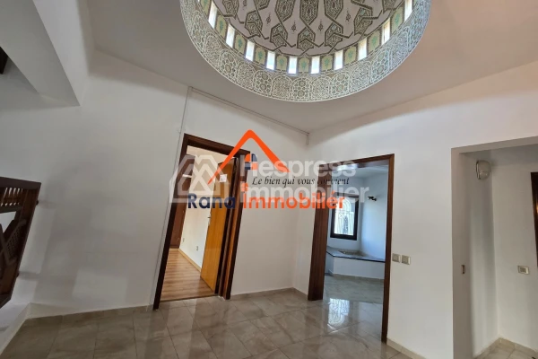 Villa à louer, 500m² à Hay Riad