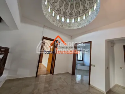 Villa à louer, 500m² à Hay Riad