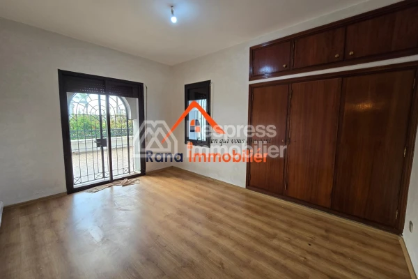 Villa à louer, 500m² à Hay Riad