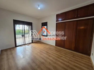 Villa à louer, 500m² à Hay Riad